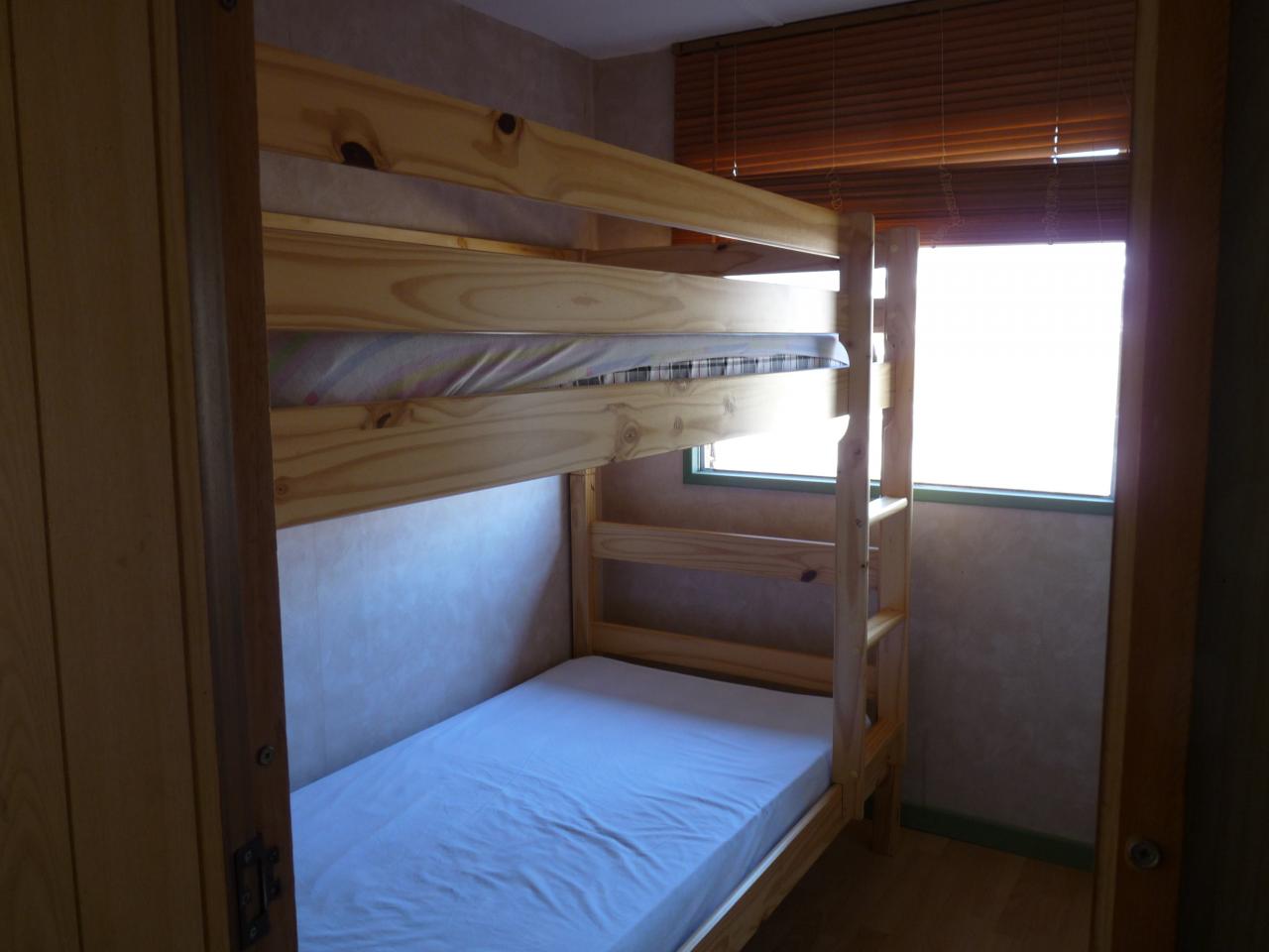 petite chambre avec lits superposés